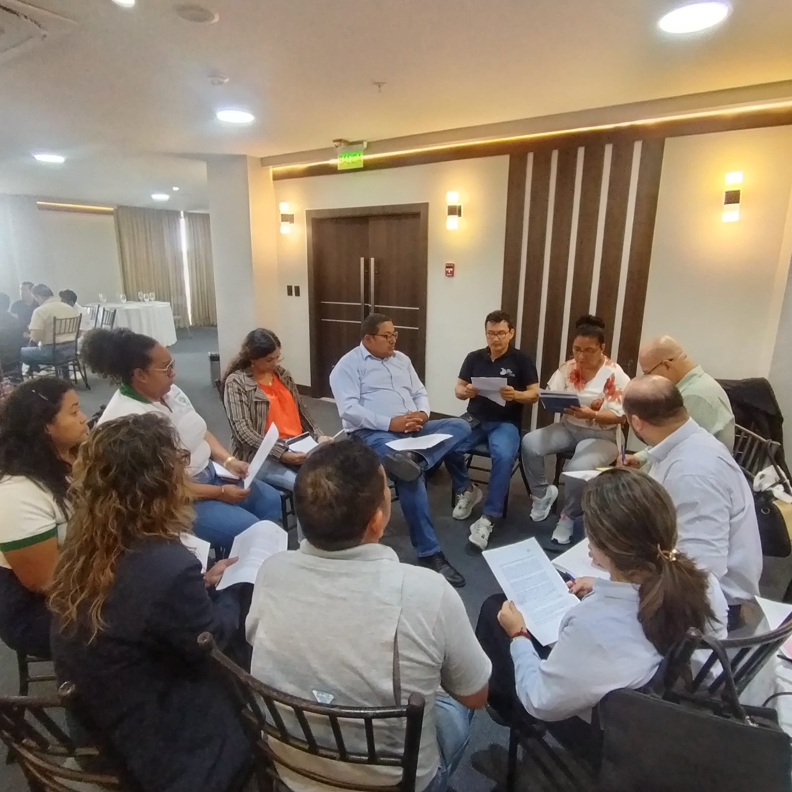 Grupo de trabajo en círculo revisando documentos