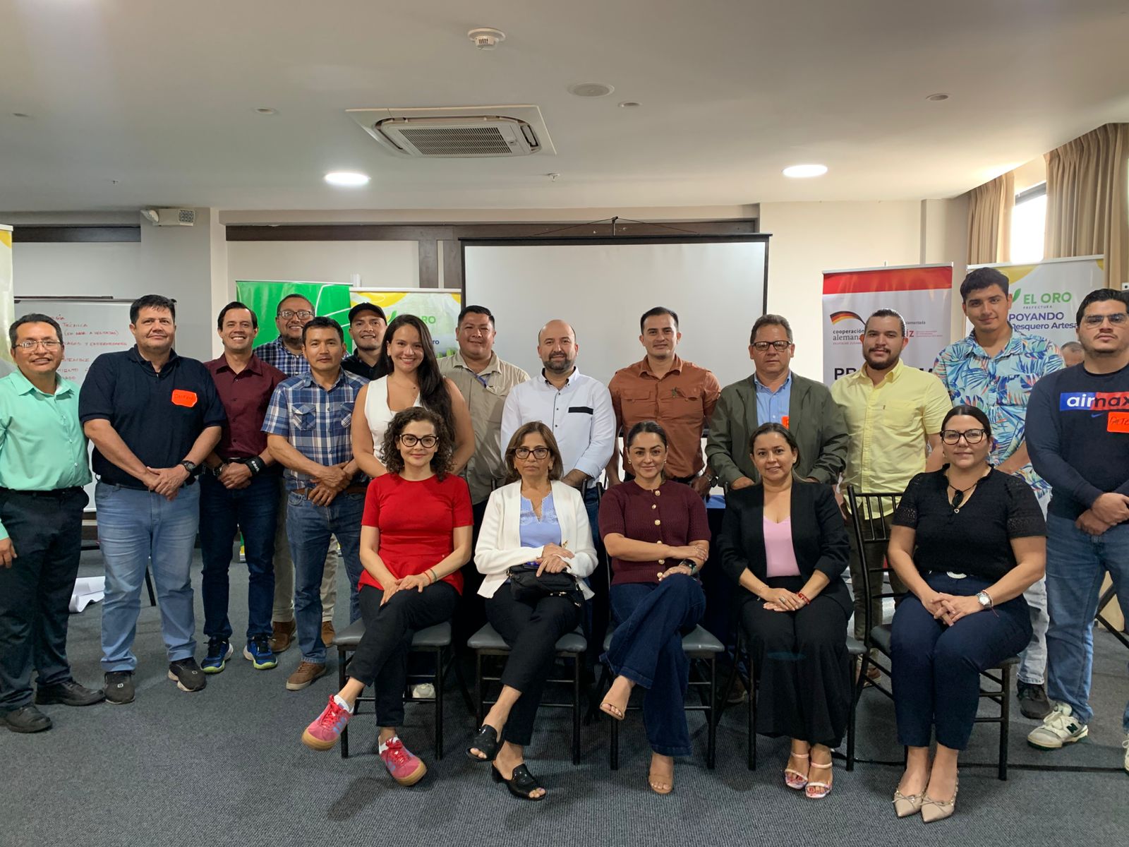 Foto grupal de participantes en sala de reuniones